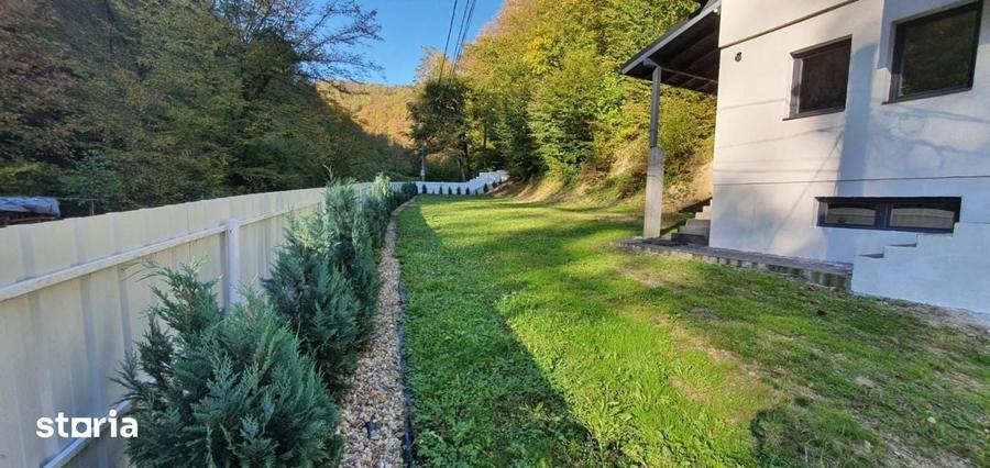 Casă cu 5 camere decomandat cu Teren 4700 Mp în Valea Roșie