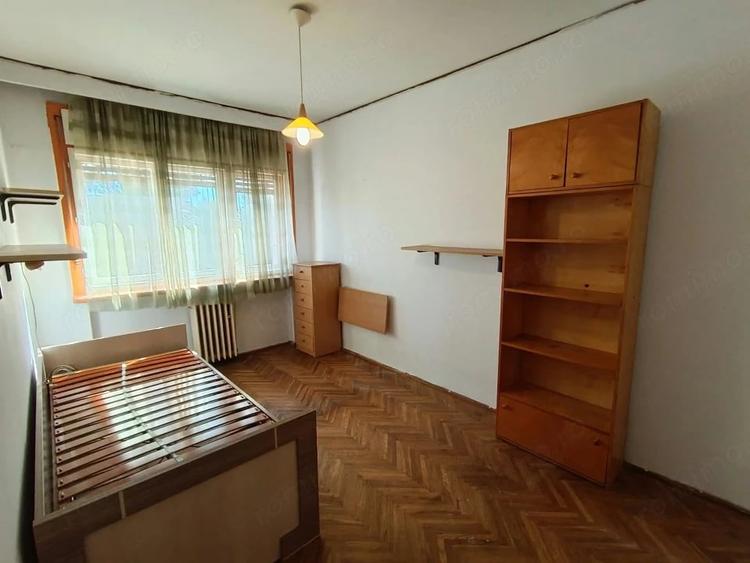 Apartament cu 3 camere decomandat în Săsar