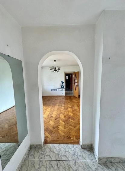 Apartament cu 3 camere semidecomandat în Berceni
