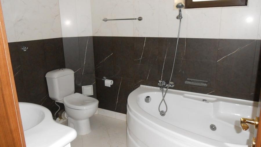 Apartament cu 5 camere decomandat în Capitale