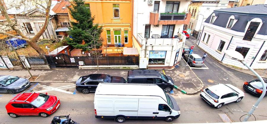 Apartament cu 3 camere semidecomandat, mobilat în Cișmigiu