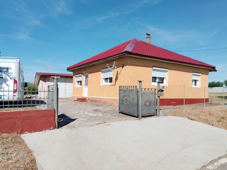 Casă cu 4 camere cu Teren 3400 Mp în Străoane