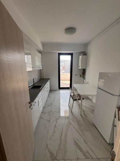Apartament cu 3 camere semidecomandat în Dorobanți