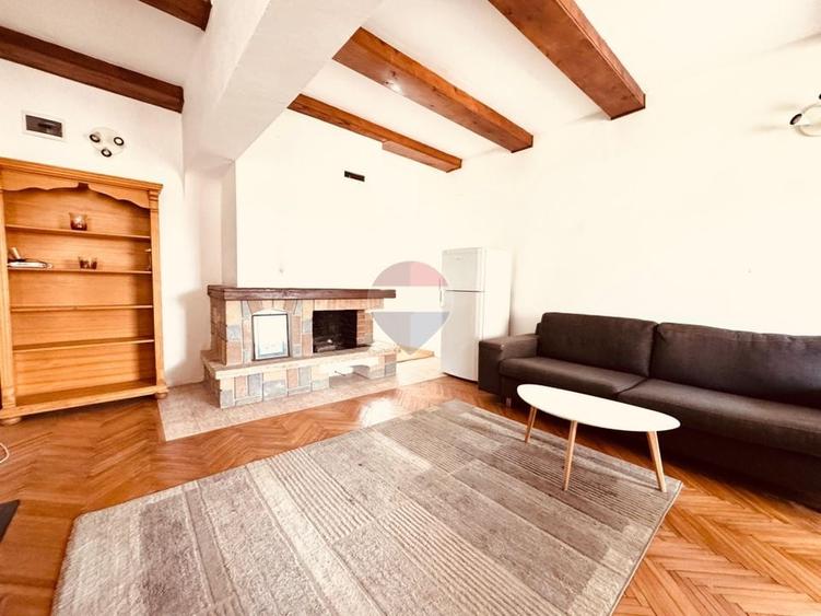 Penthouse cu 13 camere decomandat în Central