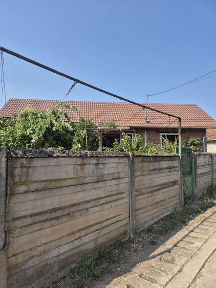 Casă cu 4 camere în Tuștea