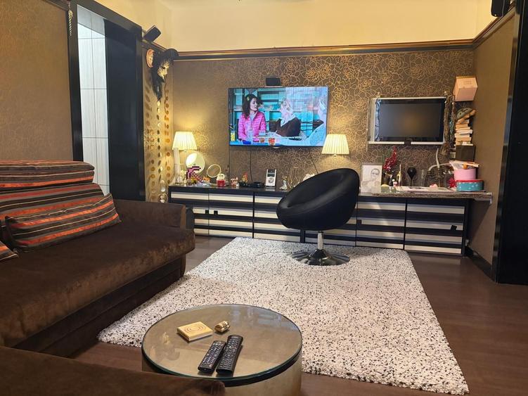 Apartament cu 3 camere semidecomandat în Calea București