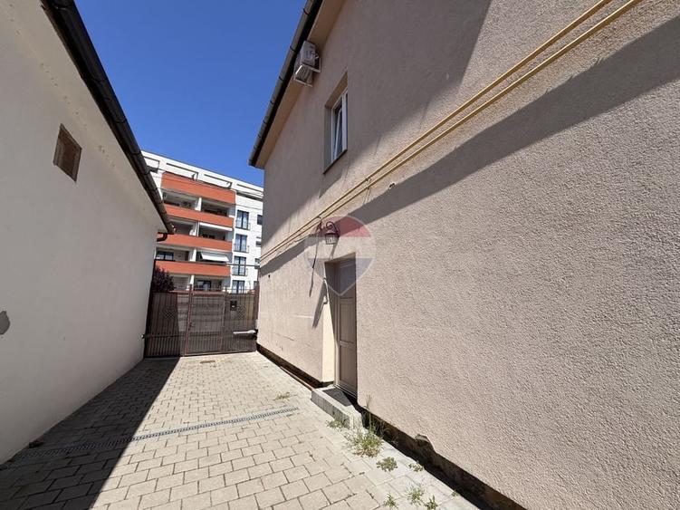 Casă individuală cu 9 camere cu Teren 373 Mp în Lazaret