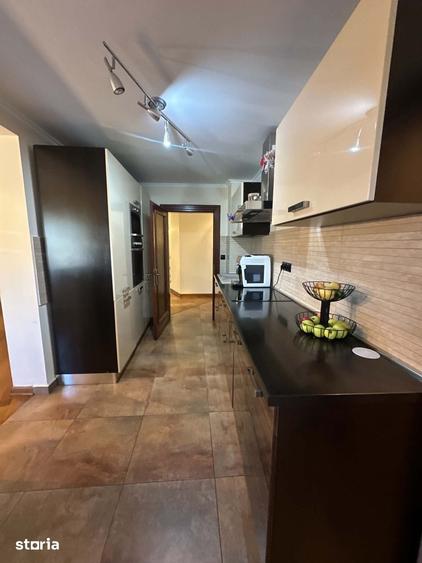 Apartament cu 5 camere decomandat în Soarelui