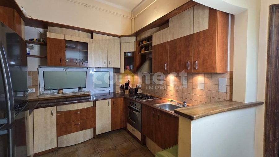 Apartament cu 3 camere semidecomandat, mobilat în Central