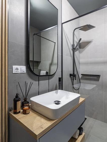Apartament cu 2 camere semidecomandat, mobilat în Central