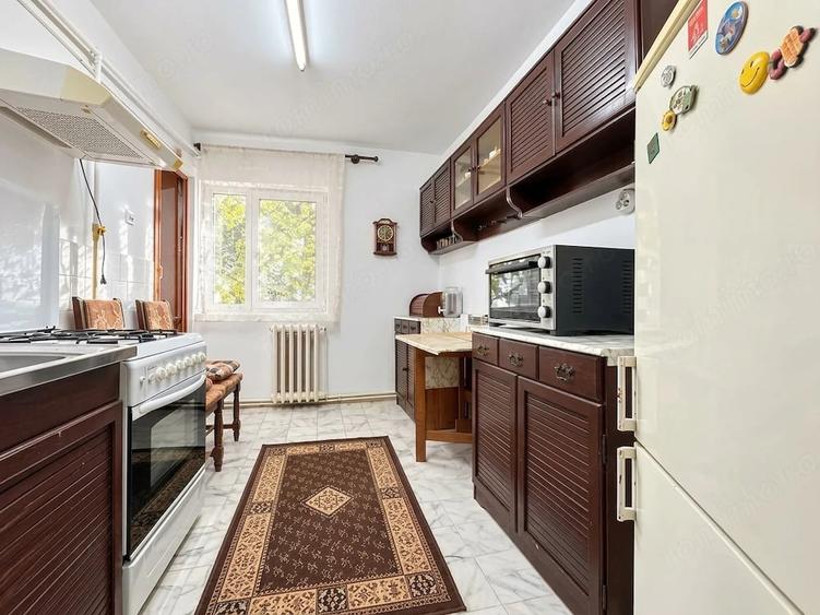 Apartament cu 3 camere decomandat în Girocului