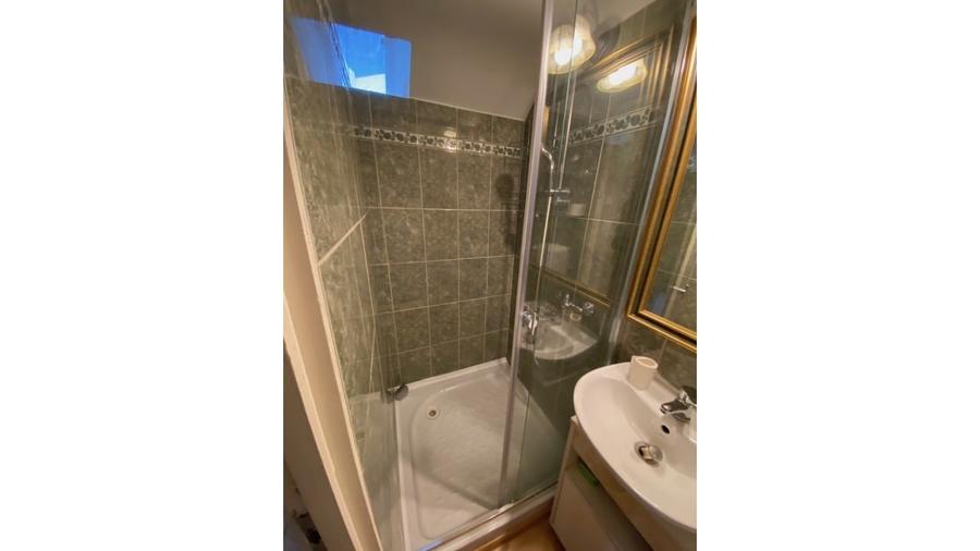 Apartament cu 7 camere semidecomandat, mobilat în Capitale