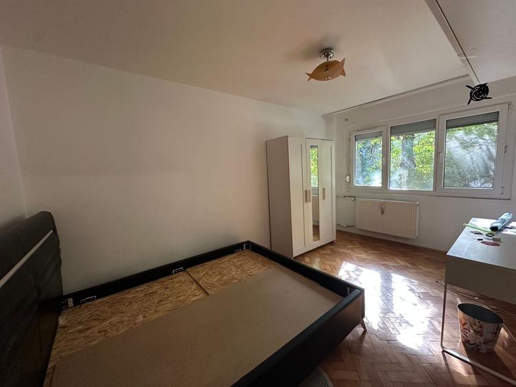 Apartament cu 3 camere semidecomandat în Berceni