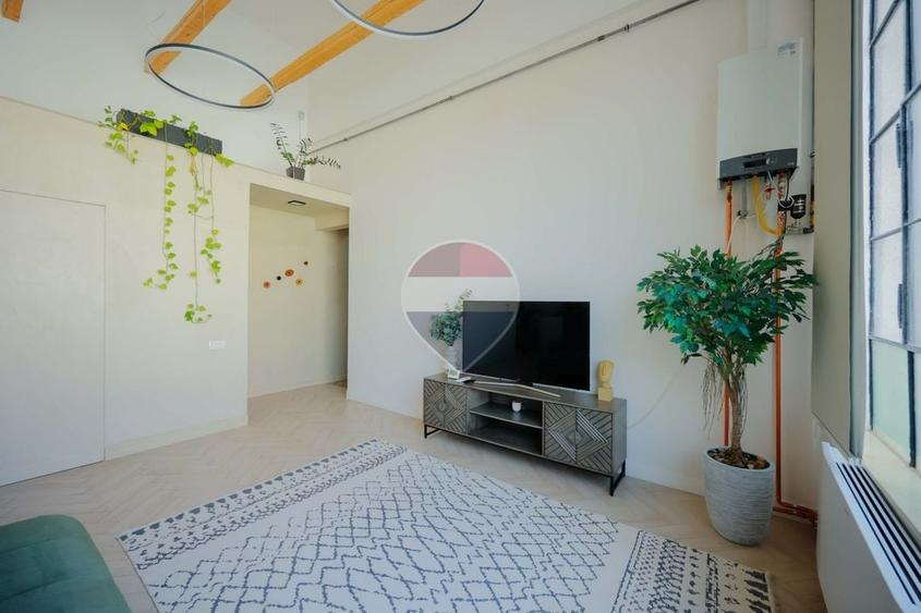 Apartament cu 4 camere semidecomandat, mobilat în Ultracentral