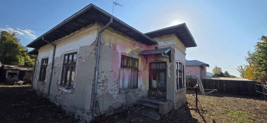 Casă individuală cu 4 camere cu Teren 736 Mp în Est