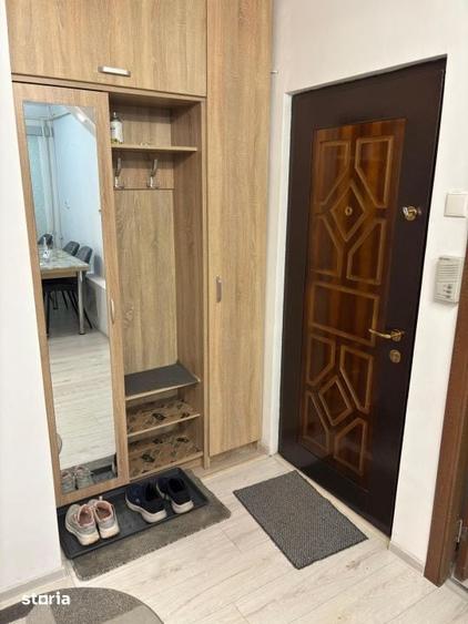 Apartament cu 3 camere decomandat în Rovine
