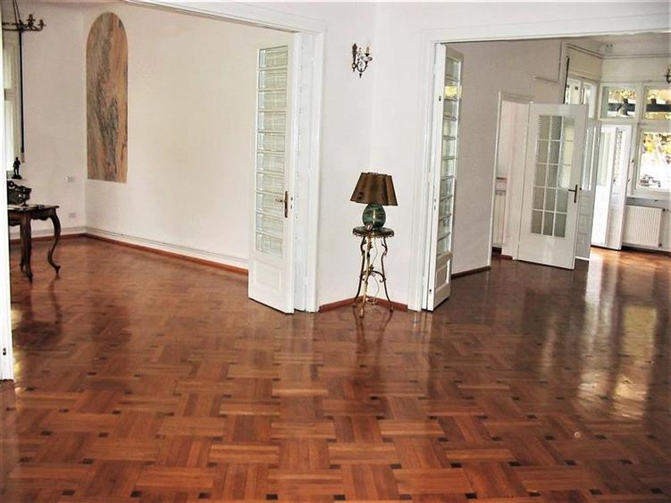 Apartament cu 6 camere decomandat în Capitale