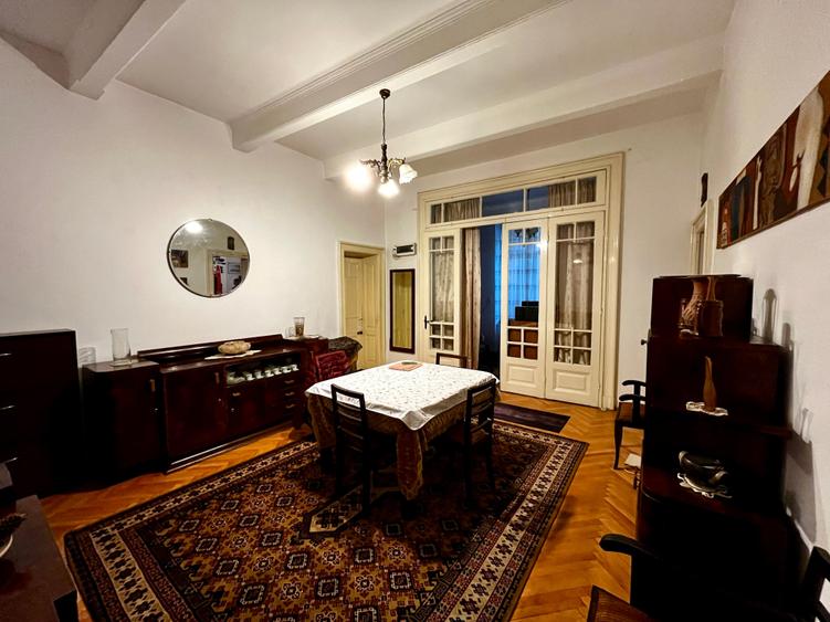 Apartament cu 3 camere semidecomandat în Calea Victoriei