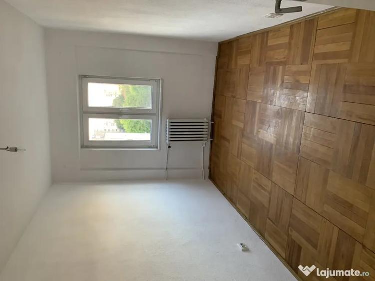 Apartament cu 3 camere semidecomandat în Central