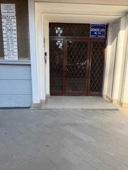 Apartament cu 3 camere semidecomandat în Romană