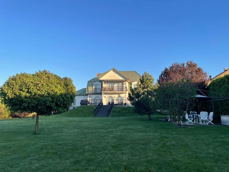 Casă cu 4 camere cu Teren 2300 Mp în Central