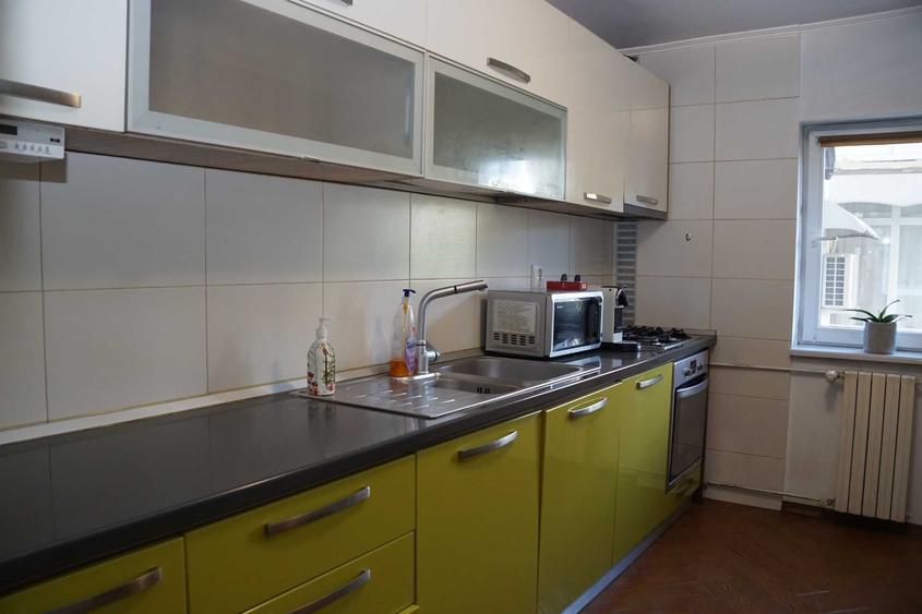 Apartament cu 4 camere decomandat în Rovine