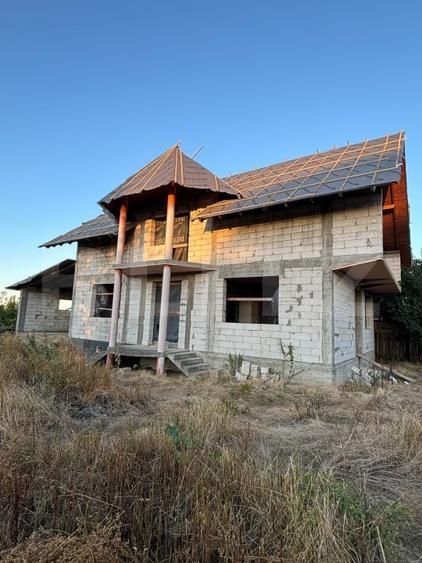 Casă individuală cu 5 camere cu Teren 1400 Mp în Exterior Sud