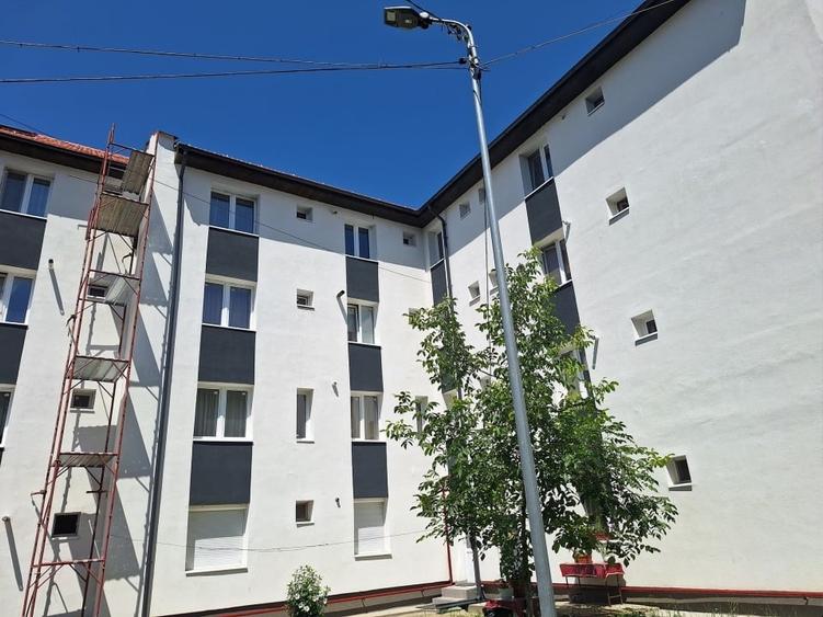 Vând apartament 3 camere și 7 dependițe, decomandat, bloc reabilitat + garaj - 1