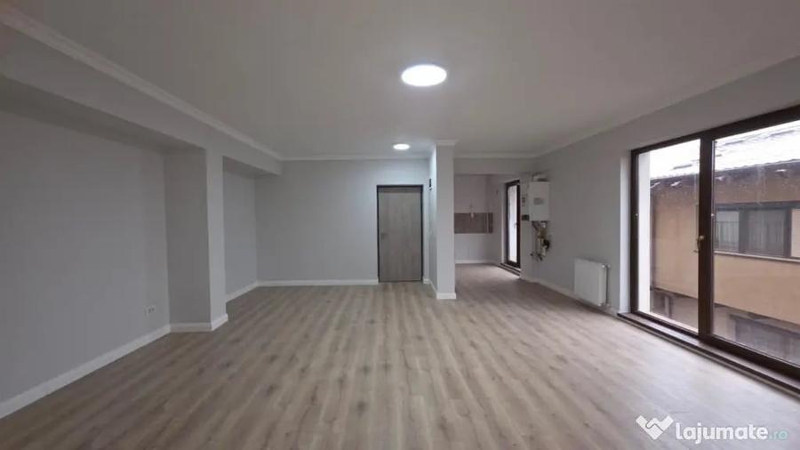 Apartament cu 3 camere semidecomandat în Dămăroaia