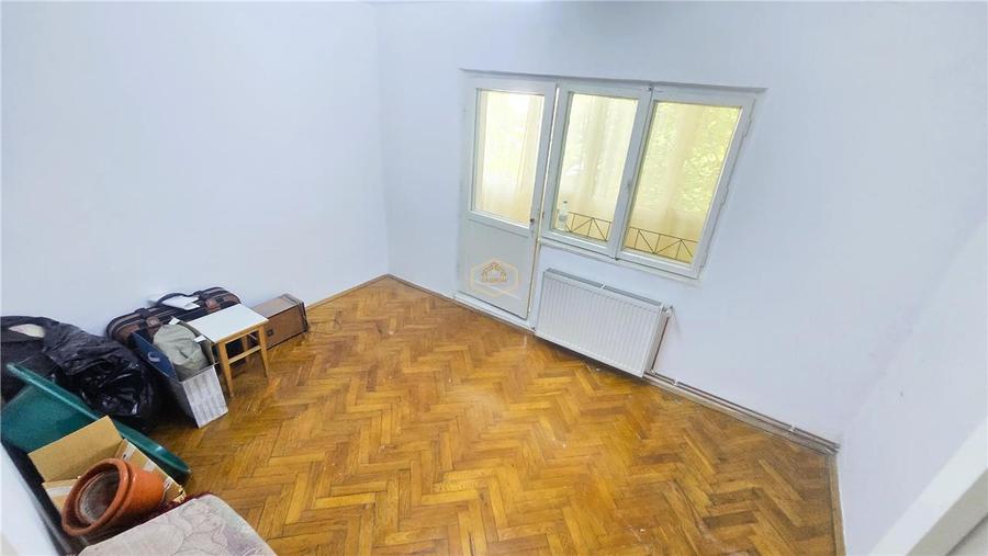 Apartament cu 4 camere decomandat în Micro 16