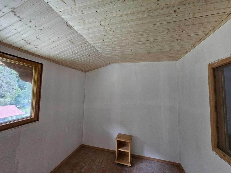 Casă cu 4 camere în Arefu