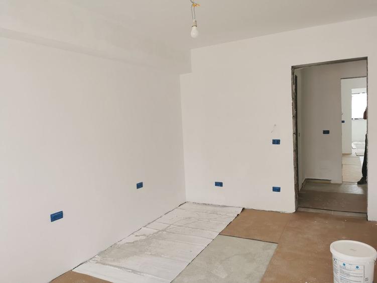 Apartament cu 4 camere decomandat în Tractorul