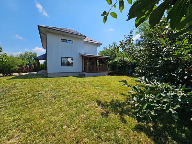 Casă individuală cu 5 camere cu Teren 600 Mp în Brănești