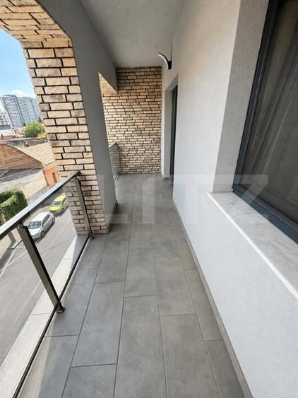 Apartament cu 3 camere semidecomandat, mobilat în Semicentral