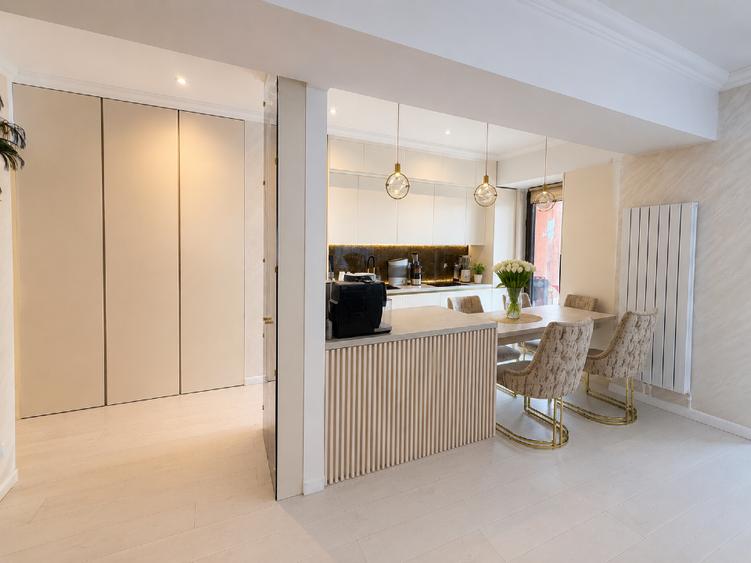 Apartament cu 3 camere decomandat, mobilat în Central