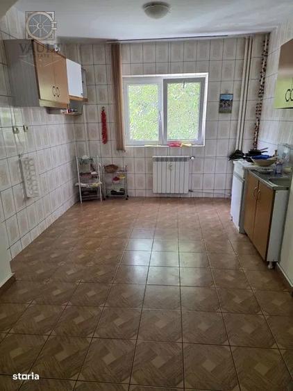 Apartament cu 3 camere semidecomandat, mobilat în Pantelimon