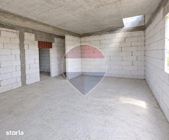 Casă cu 6 camere cu Teren 1476 Mp în Strugari
