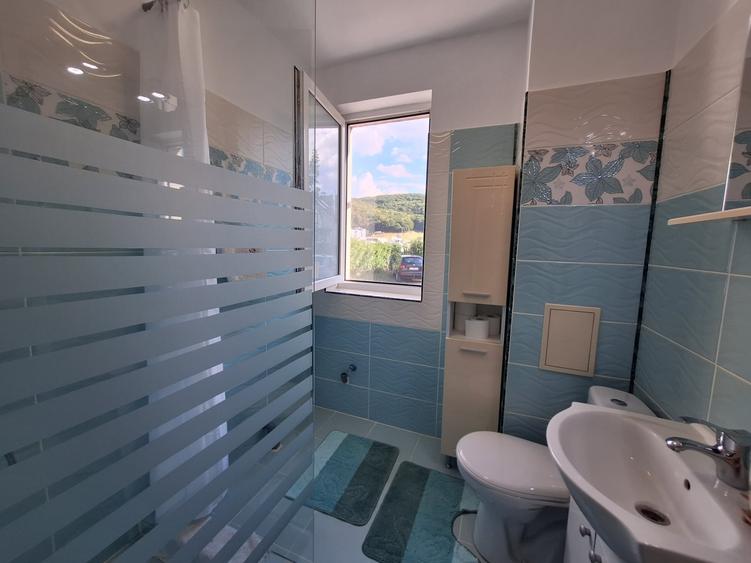 Apartament cu 2 camere semidecomandat, mobilat în Florești