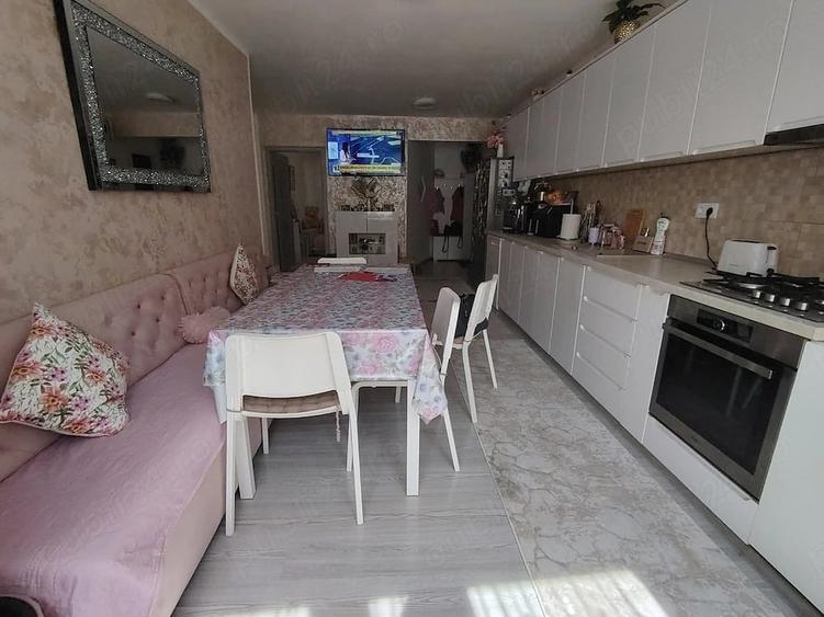 Apartament cu 3 camere semidecomandat în Florești