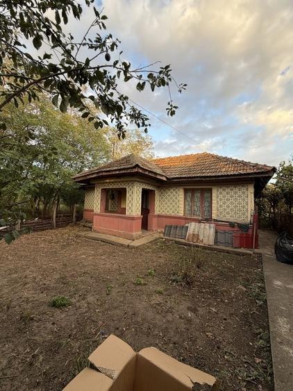 Casă cu 4 camere cu Teren 2500 Mp în Movilița