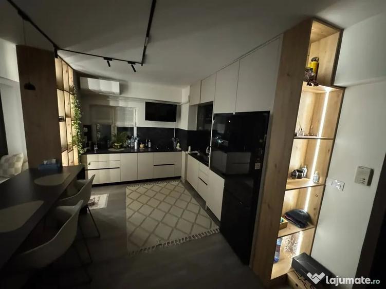 Apartament cu 4 camere decomandat în Central