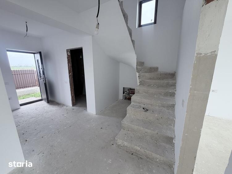 Casă cu 5 camere cu Teren 492 Mp în Glina