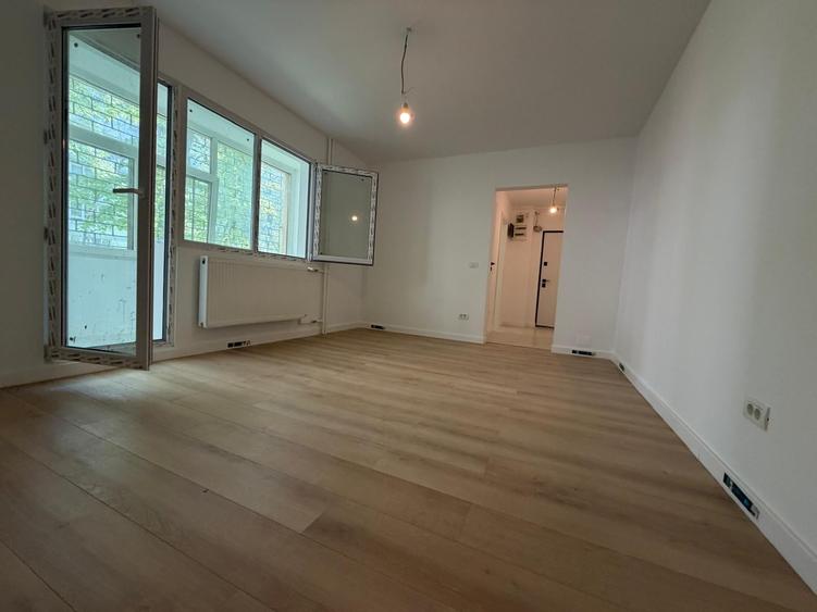 Apartament cu 3 camere semidecomandat în Titan