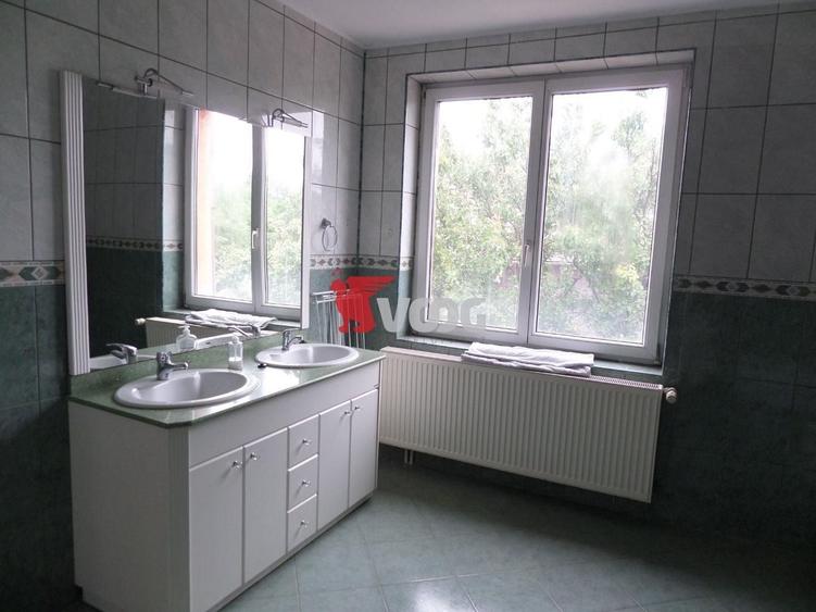 Casă individuală cu 8 camere cu Canalizare în Mehala