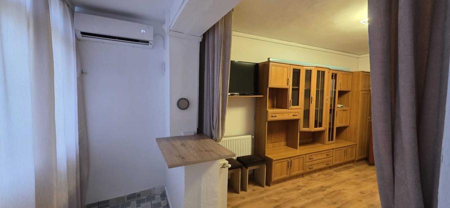 Garsonieră decomandată în Costin Georgian