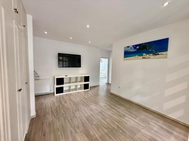Apartament cu 3 camere semidecomandat, mobilat în Florești