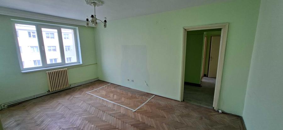Apartament cu 3 camere semidecomandat în Central
