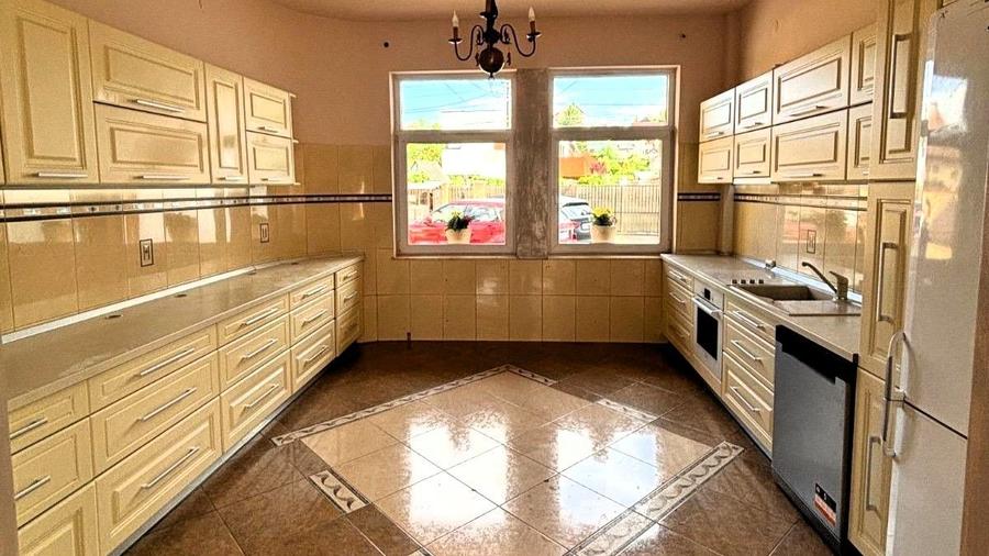 Casă cu 7 camere cu Teren 465 Mp în Ștrand