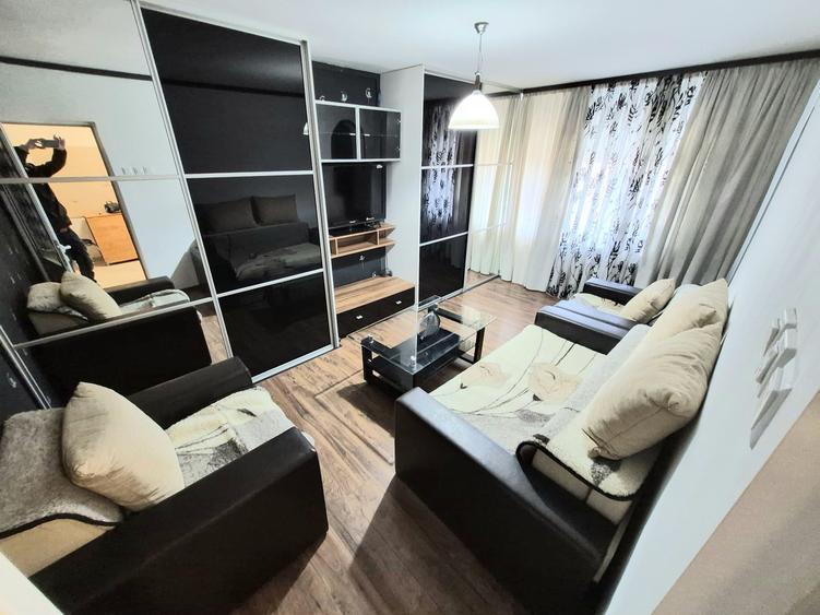 Apartament cu 3 camere decomandat în Micro 16