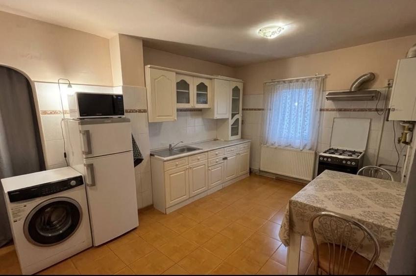 Apartament cu 3 camere semidecomandat în Complex Studențesc